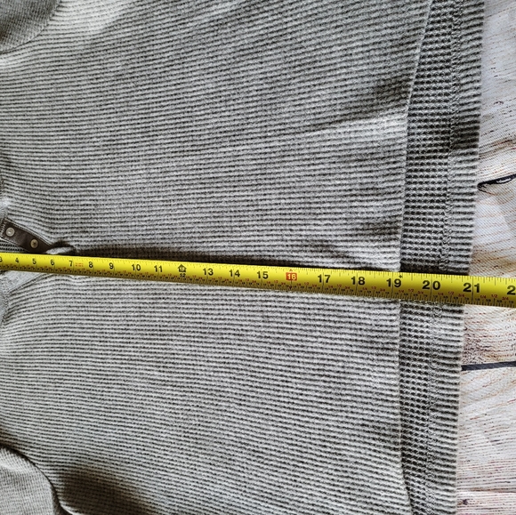 💥NWT Grey Vneck Waffle Top✨️ - Picture 4 of 11